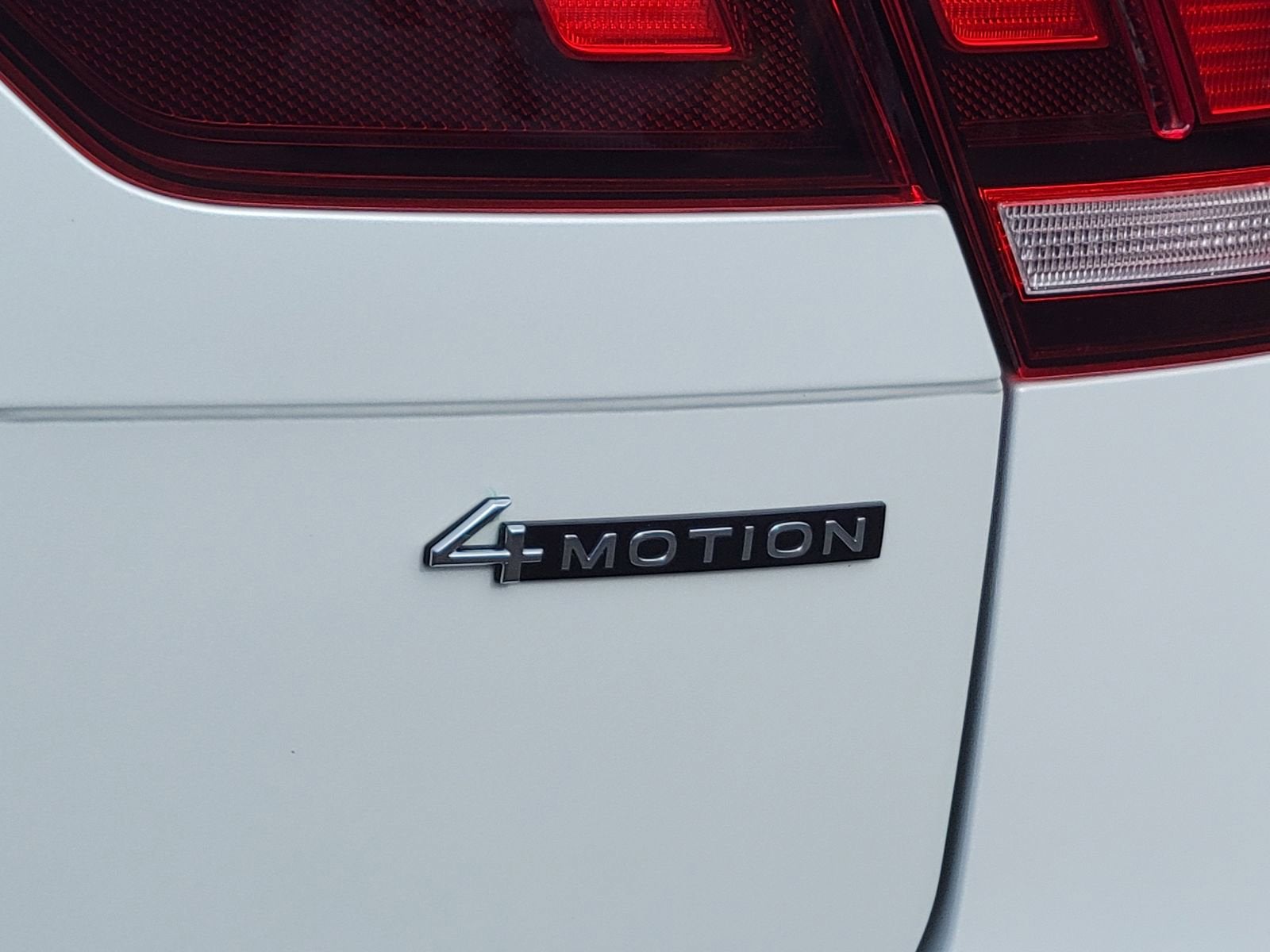 2023 Volkswagen Tiguan SEL R-Line