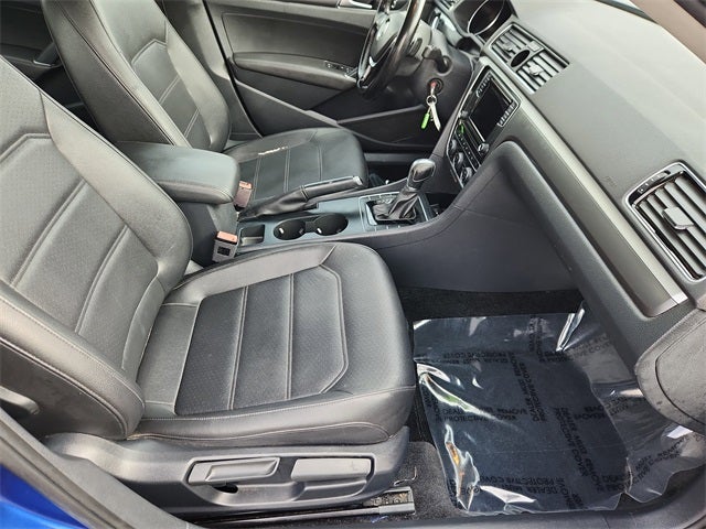 2017 Volkswagen Passat R-Line w/Comfort Pkg