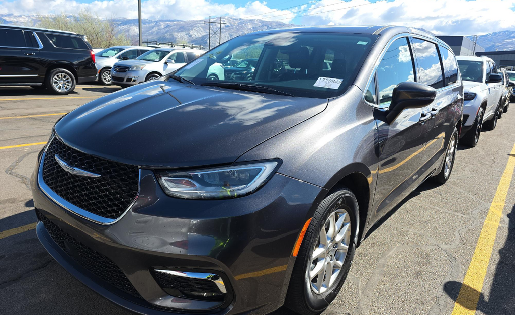 2023 Chrysler Pacifica Touring L's photo