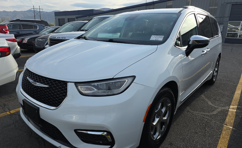2023 Chrysler Pacifica Limited's photo